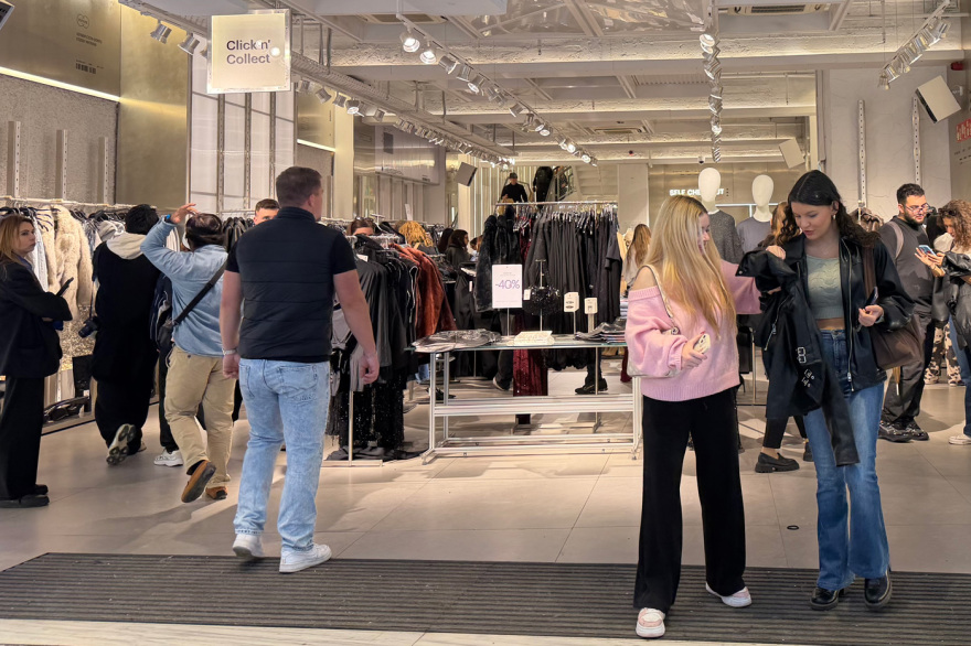 Μετά την κακοκαιρία οι καταναλωτές ξεχύθηκαν στα μαγαζιά λόγω Black Friday, ουρές στην Ερμού - Δείτε βίντεο και φωτογραφίες