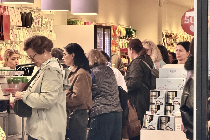 Μετά την κακοκαιρία οι καταναλωτές ξεχύθηκαν στα μαγαζιά λόγω Black Friday, ουρές στην Ερμού - Δείτε βίντεο και φωτογραφίες