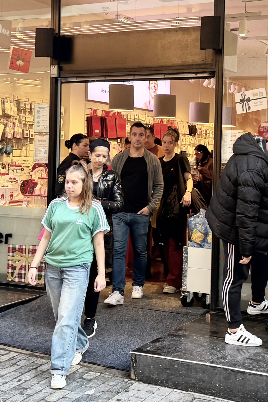 Μετά την κακοκαιρία οι καταναλωτές ξεχύθηκαν στα μαγαζιά λόγω Black Friday, ουρές στην Ερμού - Δείτε βίντεο και φωτογραφίες