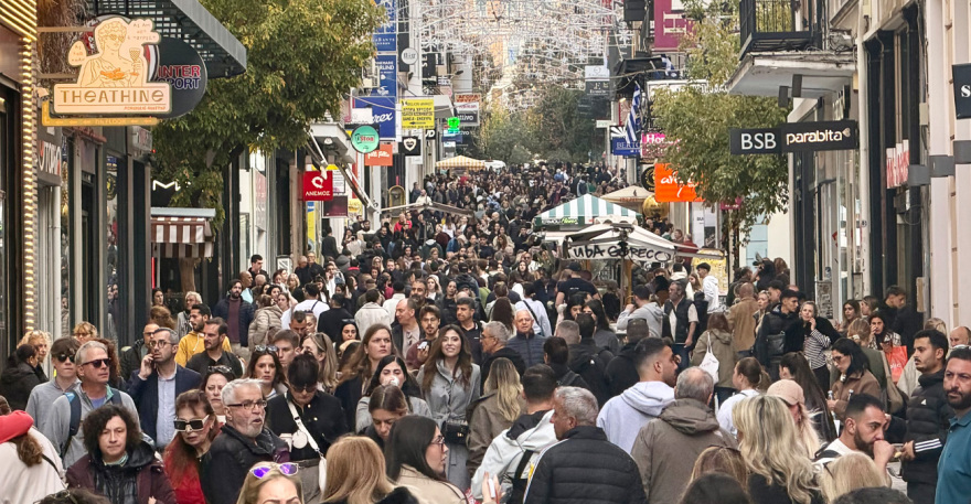 Μετά την κακοκαιρία οι καταναλωτές ξεχύθηκαν στα μαγαζιά λόγω Black Friday, ουρές στην Ερμού - Δείτε βίντεο και φωτογραφίες