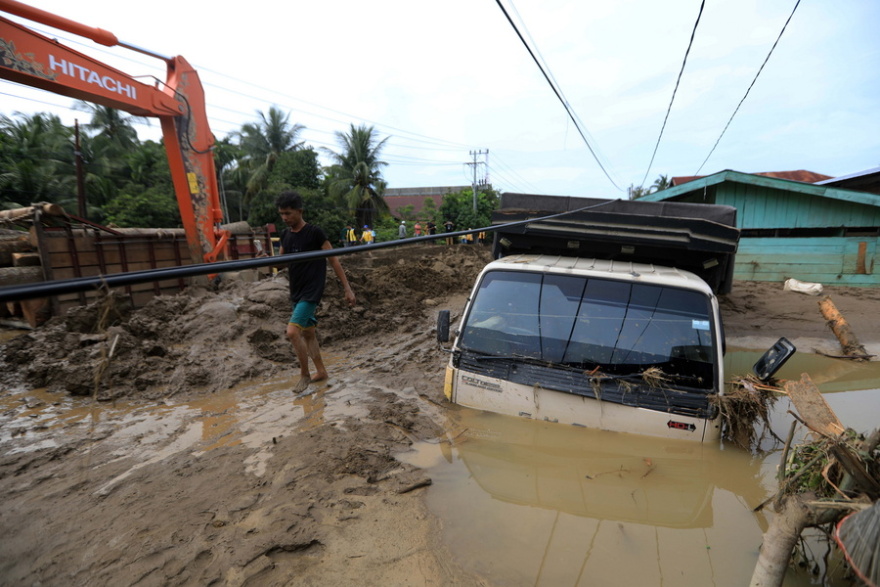 Πάνω από 370 νεκροί σε Ταϊλάνδη, Ινδονησία και Σρι Λάνκα λόγω πλημμυρών και κατολισθήσεων - Δείτε βίντεο και φωτογραφίες