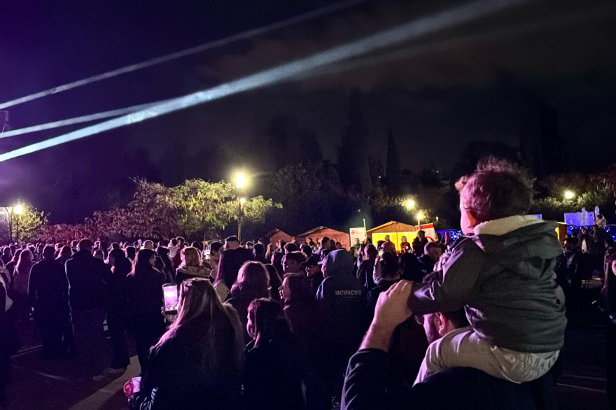 Άνοιξε το Χριστουγεννιάτικο Χωριό στο Πεδίον του Άρεως με παγοδρόμιο και καρουζέλ - Αλλαγή χρονιάς με την Ελένη Φουρέιρα