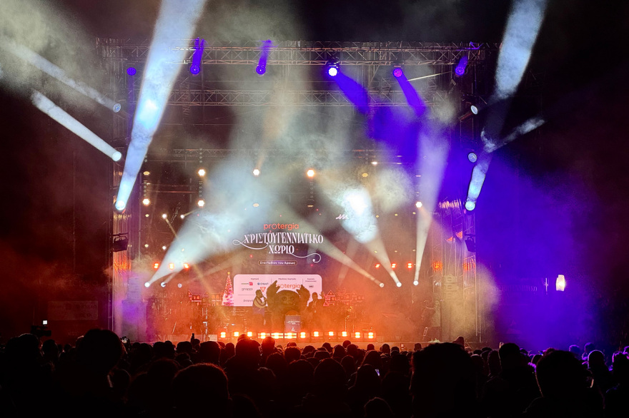 Άνοιξε το Χριστουγεννιάτικο Χωριό στο Πεδίον του Άρεως με παγοδρόμιο και καρουζέλ - Αλλαγή χρονιάς με την Ελένη Φουρέιρα