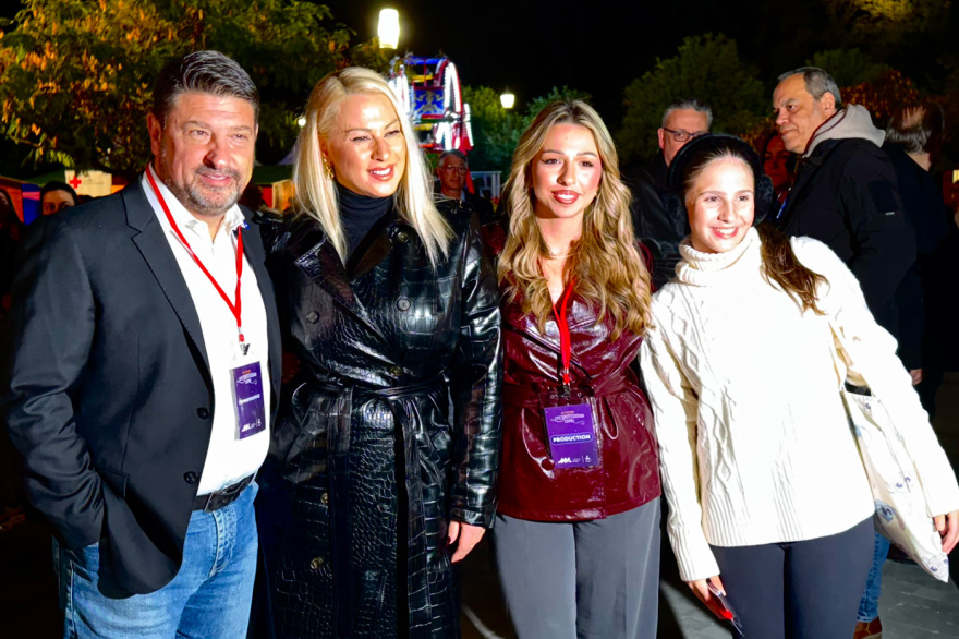 Άνοιξε το Χριστουγεννιάτικο Χωριό στο Πεδίον του Άρεως με παγοδρόμιο και καρουζέλ - Αλλαγή χρονιάς με την Ελένη Φουρέιρα