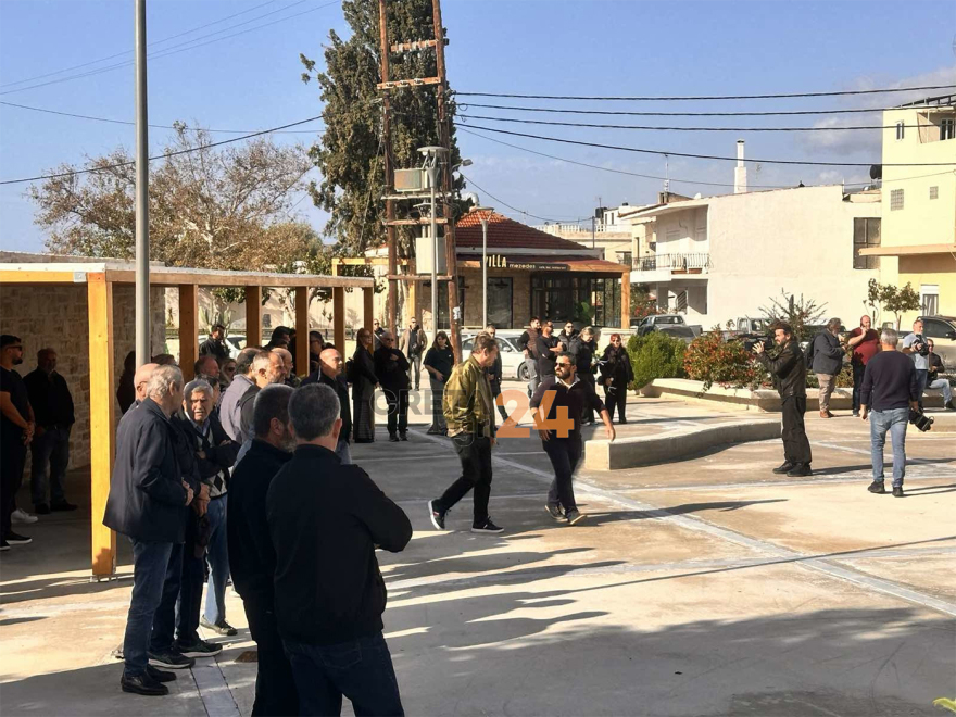 Συντετριμμένοι οι γονείς του 19χρονου Ραφαήλ στην κηδεία του - Με λευκά τριαντάφυλλα και την ελληνική σημαία το τελευταίο αντίο