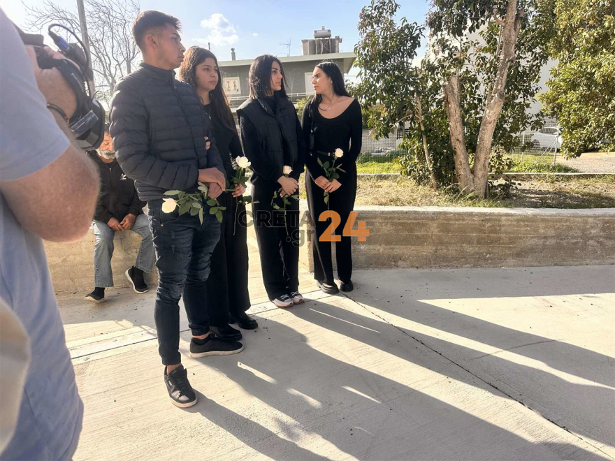 Συντετριμμένοι οι γονείς του 19χρονου Ραφαήλ στην κηδεία του - Με λευκά τριαντάφυλλα και την ελληνική σημαία το τελευταίο αντίο