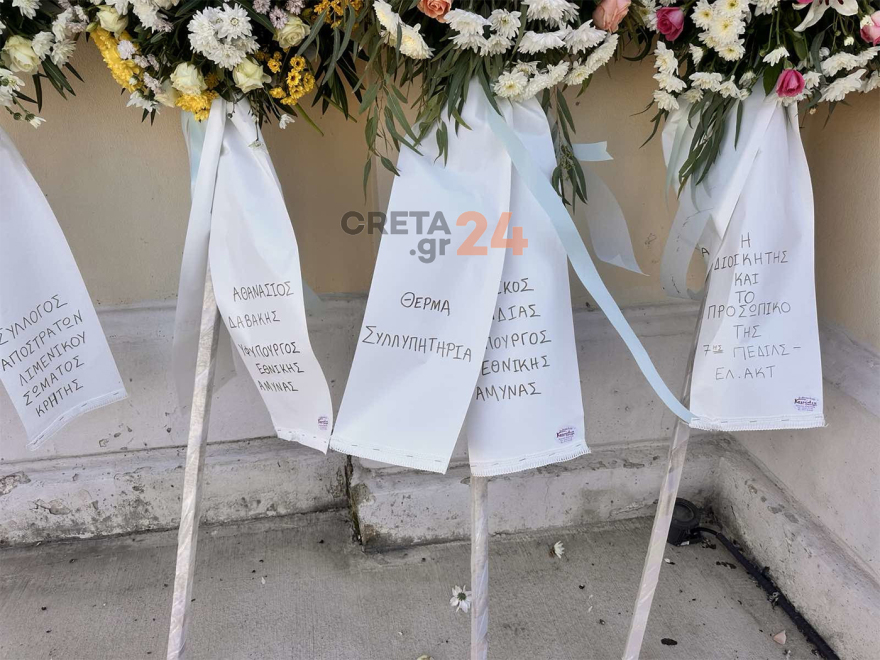 Συντετριμμένοι οι γονείς του 19χρονου Ραφαήλ στην κηδεία του - Με λευκά τριαντάφυλλα και την ελληνική σημαία το τελευταίο αντίο