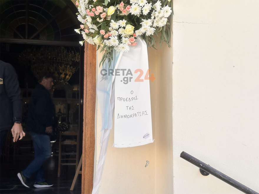 Συντετριμμένοι οι γονείς του 19χρονου Ραφαήλ στην κηδεία του - Με λευκά τριαντάφυλλα και την ελληνική σημαία το τελευταίο αντίο