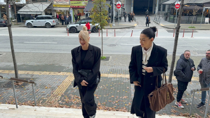 Εβαλε τα κλάματα η Τούνη έξω από τα δικαστήρια Θεσσαλονίκης: «Αν εγώ δεν έχω δικαιωθεί 8 χρόνια, φανταστείτε τι ζουν άλλες κοπέλες»
