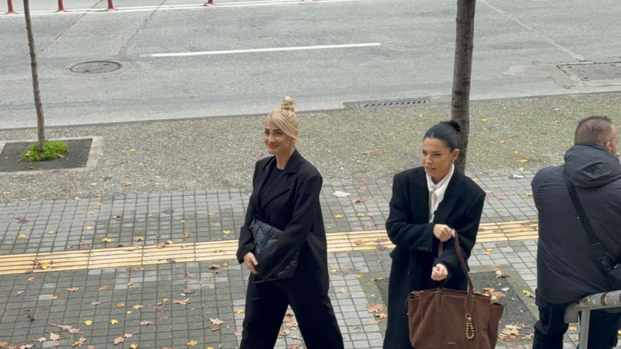 Εβαλε τα κλάματα η Τούνη έξω από τα δικαστήρια Θεσσαλονίκης: «Αν εγώ δεν έχω δικαιωθεί 8 χρόνια, φανταστείτε τι ζουν άλλες κοπέλες»
