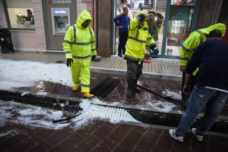 Σφοδρή χαλαζόπτωση στη Μυτιλήνη και πολλές περιοχές της Λέσβου - Δείτε βίντεο