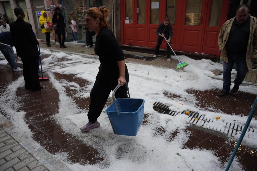 Σφοδρή χαλαζόπτωση στη Μυτιλήνη και πολλές περιοχές της Λέσβου - Δείτε βίντεο