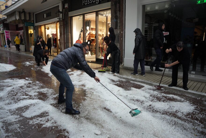 Σφοδρή χαλαζόπτωση στη Μυτιλήνη και πολλές περιοχές της Λέσβου - Δείτε βίντεο