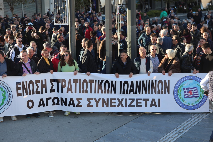 Ψέλνοντας τον εθνικό ύμνο έξω από τη Βουλή ολοκλήρωσαν την κινητοποίηση οι στρατιωτικοί - Δείτε βίντεο