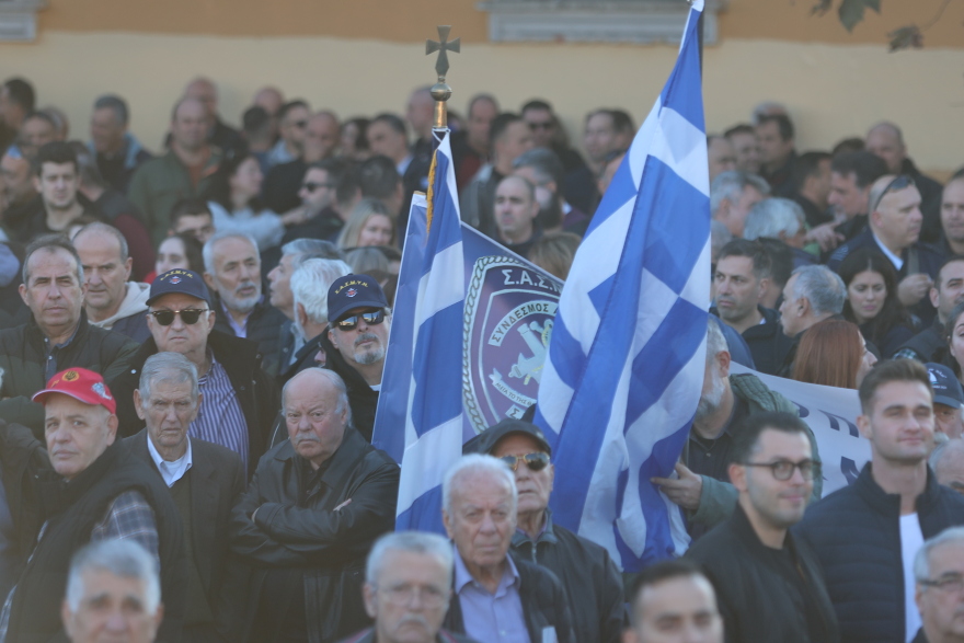 Ψέλνοντας τον εθνικό ύμνο έξω από τη Βουλή ολοκλήρωσαν την κινητοποίηση οι στρατιωτικοί - Δείτε βίντεο