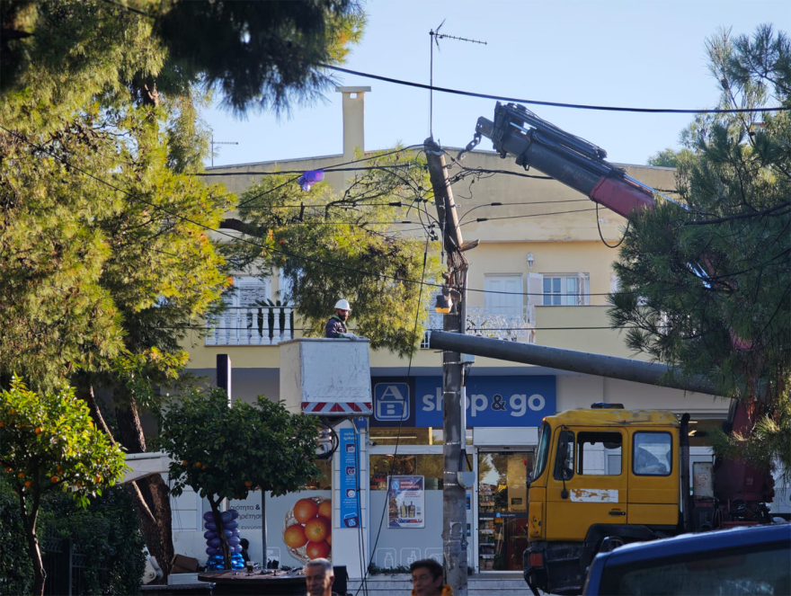 Έπεσαν δέντρα από το μπουρίνι στην Κηφισιά - Ζημιές σε μάντρες σπιτιών και σταθμευμένα ΙΧ, δείτε εικόνες