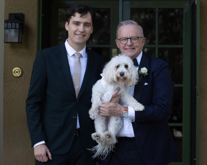 Παντρεύτηκε ο Αυστραλός πρωθυπουργός Άντονι Αλμπανέζι - Ο σκύλος με τις βέρες και τα κουτάκια μπύρας με φωτογραφίες του ζευγαριού, δείτε βίντεο Παντρεύτηκε ο Αυστραλός πρωθυπουργός Άντονι Αλμπανέζι - Ο σκύλος με τις βέρες και τα κουτάκια μπύρας με φωτογραφίες του ζευγαριού, δείτε βίντεο