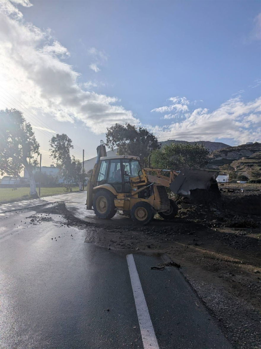 Kακοκαιρία Adel: Μεγάλες ζημιές στη Σαντορίνη - Κατολισθήσεις, πλημμύρες και κατάρρευση τοιχίου