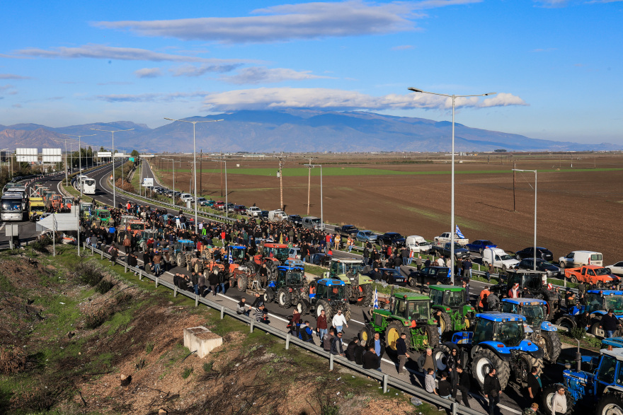 Κομμένη στα δύο η χώρα από τις κινητοποιήσεις των αγροτών: Κλειστή η ΠΑΘΕ και ο Ε-65, συγκέντρωση διαμαρτυρίας στη Λάρισα για τις συλλήψεις