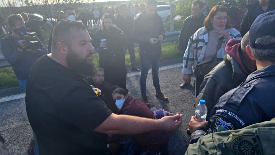 Επεισοδιακά ξεκίνησαν τα μπλόκα των αγροτών  με την Αστυνομία: Χημικά σε Νίκαια και Πλατύκαμπο - Δείτε βίντεο