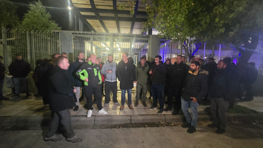 Πλήθος αγροτών έξω από την Αστυνομική Διεύθυνση Λάρισας ζητούν την απελευθέρωση των συναδέλφων τους