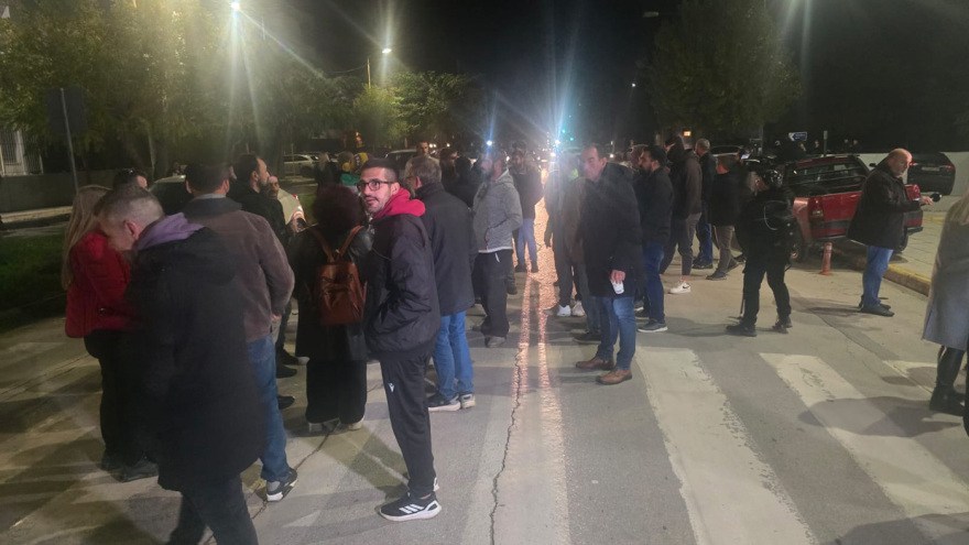 Πλήθος αγροτών έξω από την Αστυνομική Διεύθυνση Λάρισας ζητούν την απελευθέρωση των συναδέλφων τους