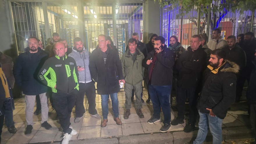 Πλήθος αγροτών έξω από την Αστυνομική Διεύθυνση Λάρισας ζητούν την απελευθέρωση των συναδέλφων τους