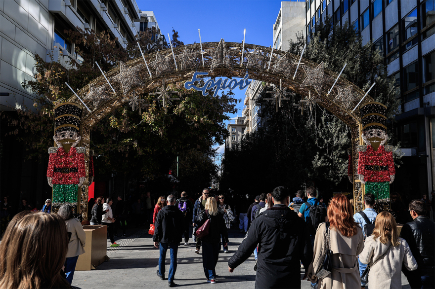 Κυριακή με ανοιχτά καταστήματα: «Βουλιάζει» η Ερμού, συνεχίζονται οι προσφορές της Black Friday - Δείτε εικόνες