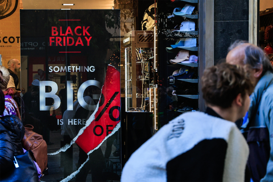 Κυριακή με ανοιχτά καταστήματα: «Βουλιάζει» η Ερμού, συνεχίζονται οι προσφορές της Black Friday - Δείτε εικόνες