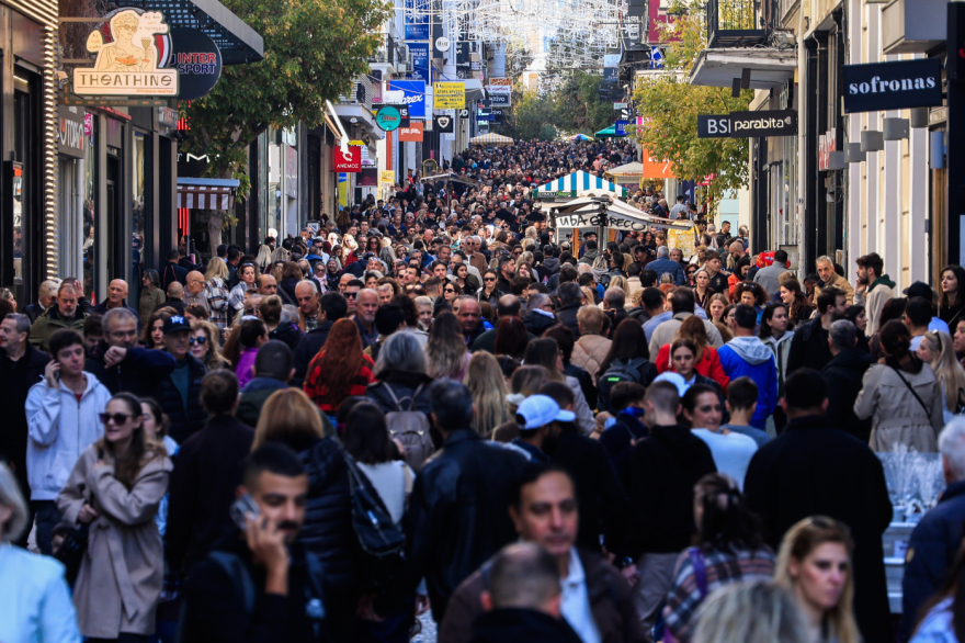 Κυριακή με ανοιχτά καταστήματα: «Βουλιάζει» η Ερμού, συνεχίζονται οι προσφορές της Black Friday - Δείτε εικόνες