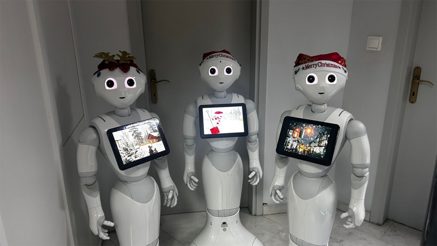 Ρομπότ κάνουν πρόβες για να πουν τα κάλαντα στη Θεσσαλονίκη - Δείτε φωτογραφίες