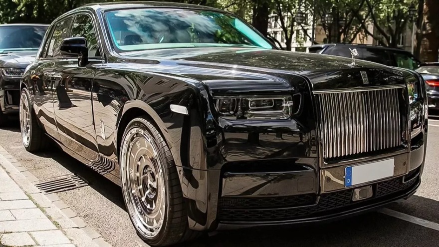 251128123149_rolls-royce-phantom