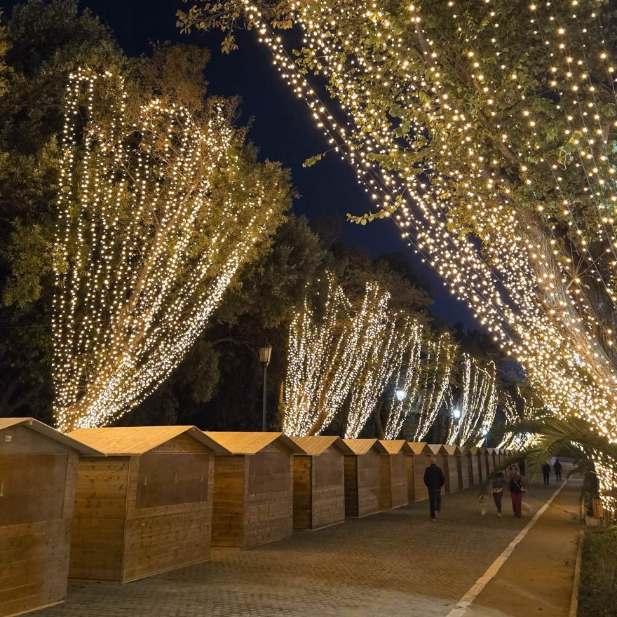 Πεδίον του Άρεως - Χριστούγεννα 2025: Εντυπωσιακό το γιορτινό χωριό - Δείτε το ωράριο και το πρόγραμμα