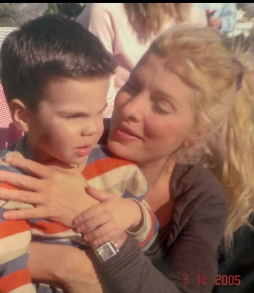 Η Ελένη Μενεγάκη ευχήθηκε στον γιο της, Άγγελο Λάτσιο για τα 23α γενέθλιά του 