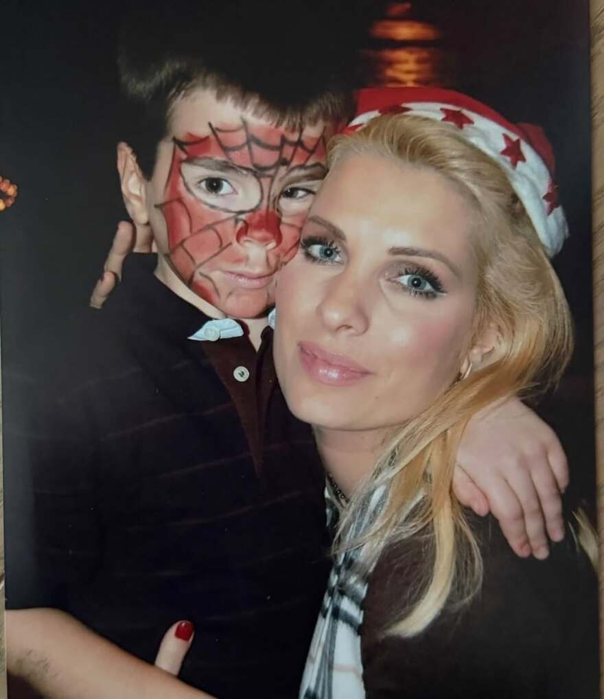 Η Ελένη Μενεγάκη ευχήθηκε στον γιο της, Άγγελο Λάτσιο για τα 23α γενέθλιά του 