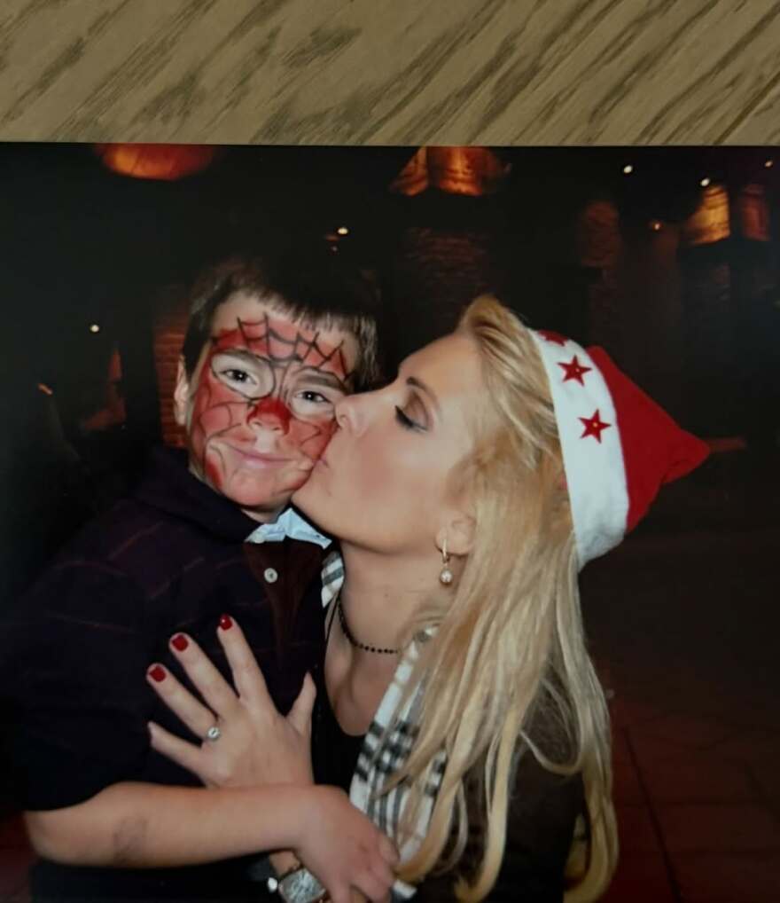 Η Ελένη Μενεγάκη ευχήθηκε στον γιο της, Άγγελο Λάτσιο για τα 23α γενέθλιά του 