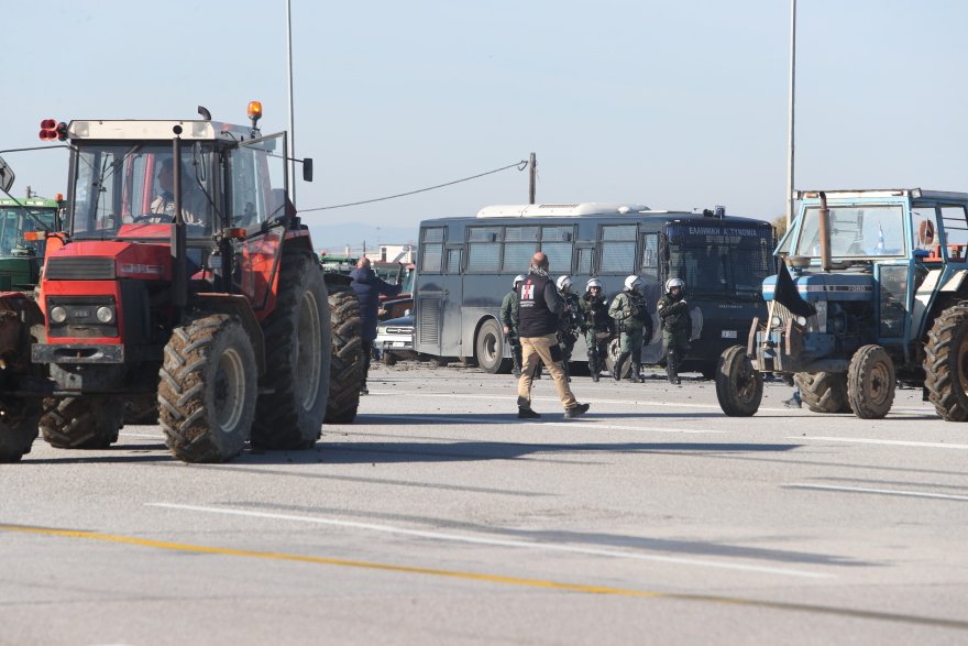 Οι αγρότες έκλεισαν την ΠΑΘΕ και στο ύψος των Μαλγάρων - Ένταση με οδηγούς, δείτε πού υπάρχουν μπλόκα