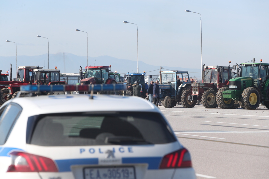 Οι αγρότες έκλεισαν την ΠΑΘΕ και στο ύψος των Μαλγάρων - Ένταση με οδηγούς, δείτε πού υπάρχουν μπλόκα