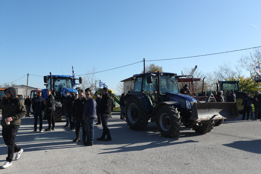 Οι αγρότες έκλεισαν την ΠΑΘΕ και στο ύψος των Μαλγάρων - Ένταση με οδηγούς, δείτε πού υπάρχουν μπλόκα