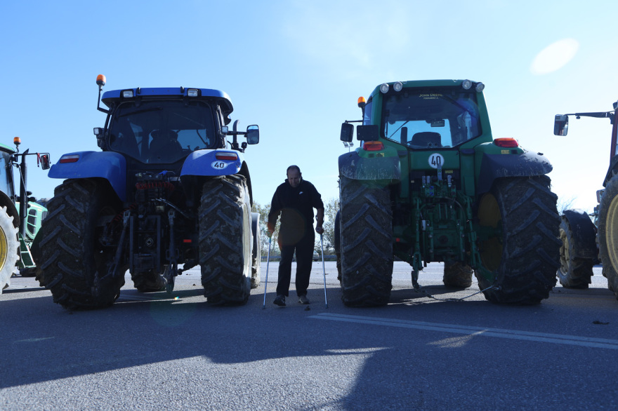Οι αγρότες έκλεισαν την ΠΑΘΕ και στο ύψος των Μαλγάρων - Ένταση με οδηγούς, δείτε πού υπάρχουν μπλόκα