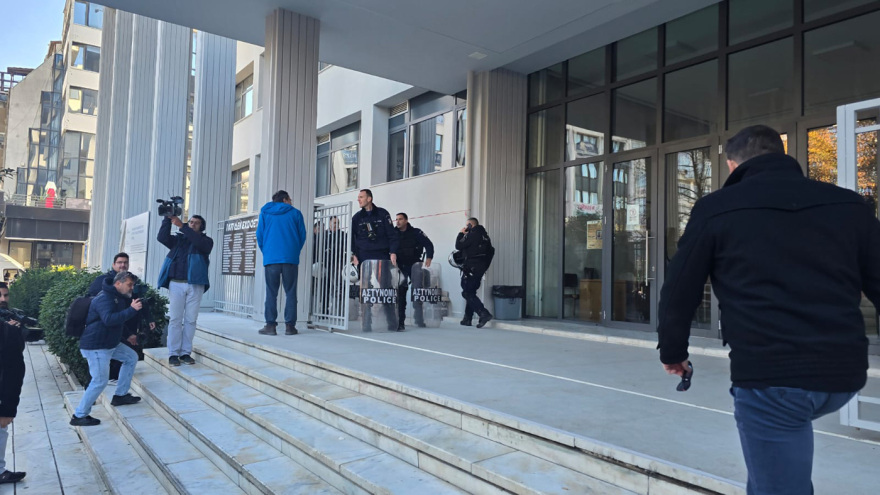 Λάρισα: Στα δικαστήρια οι αγρότες που συνελήφθησαν χθες στο μπλόκο της Νίκαιας - Τρακτέρ και αγρότες στο σημείο