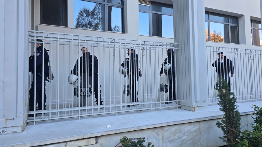 Λάρισα: Στα δικαστήρια οι αγρότες που συνελήφθησαν χθες στο μπλόκο της Νίκαιας - Τρακτέρ και αγρότες στο σημείο