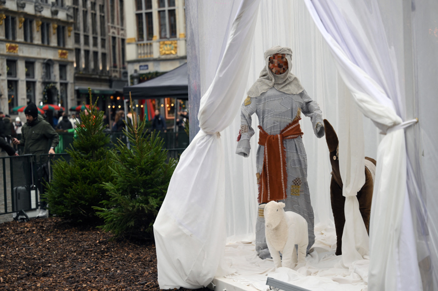 Συμπεριληπτική φάτνη με Μαρία, Ιωσήφ, μάγους και μικρό Χριστό... χωρίς πρόσωπα - Σωρεία αντιδράσεων, βάνδαλοι «αποκεφάλισαν» το Θείο Βρέφος