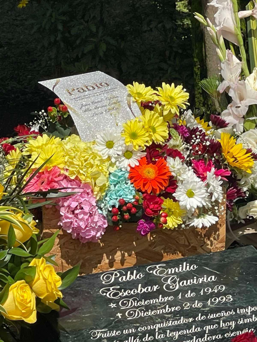 Λουλούδια στον τάφο του Εσκομπάρ από την αδελφή του