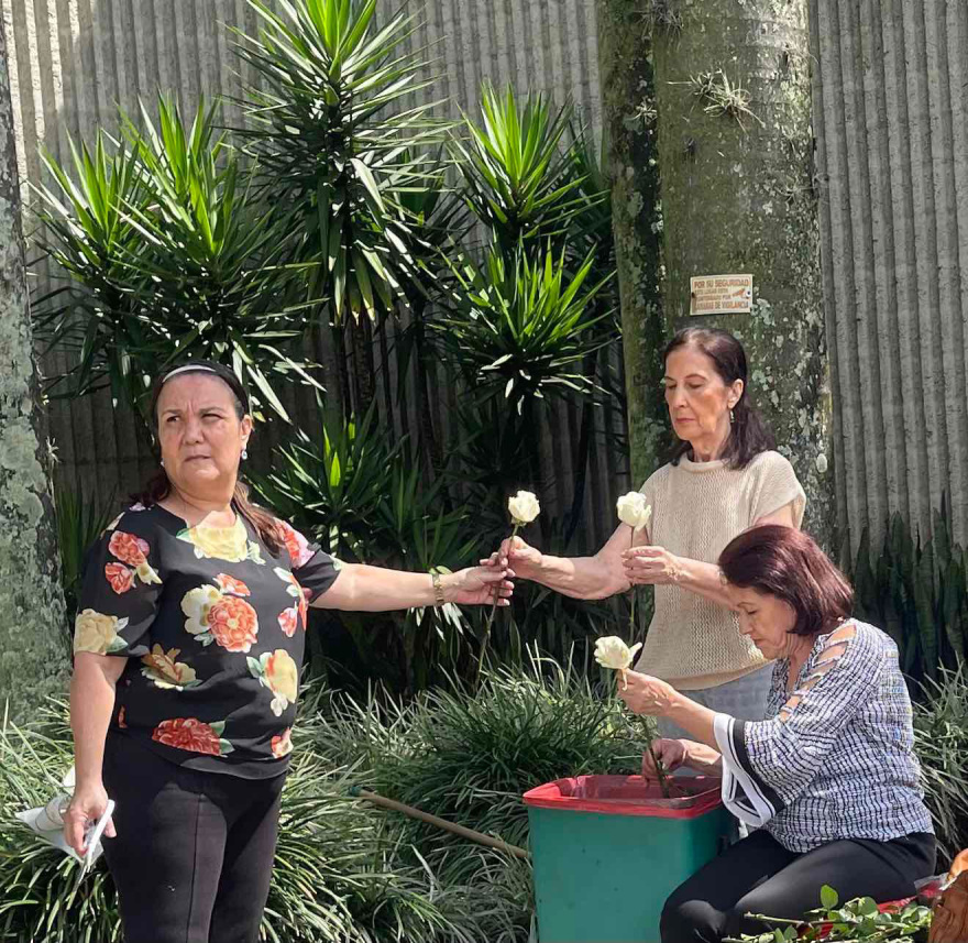 Λουλούδια στον τάφο του Εσκομπάρ από την αδελφή του