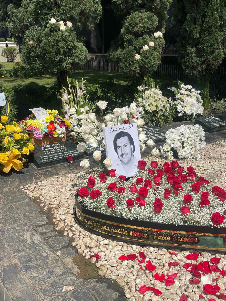 Λουλούδια στον τάφο του Εσκομπάρ από την αδελφή του