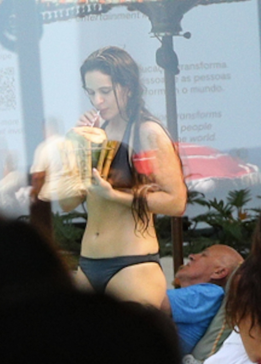 Η Ροσαλία χαλαρώνει στην πισίνα ξενοδοχείου πριν από τη συναυλία της στη Βραζιλία - Δείτε φωτογραφίες