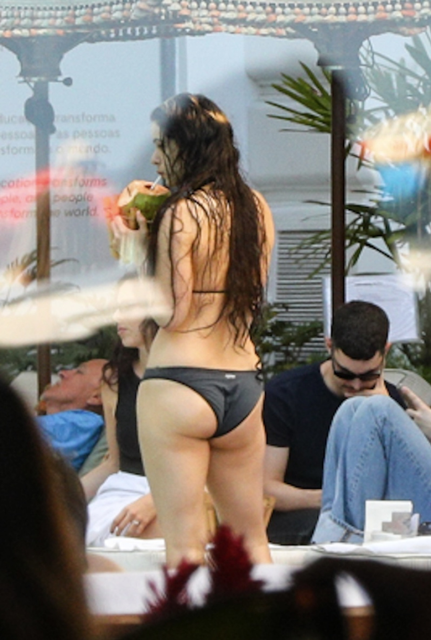 Η Ροσαλία χαλαρώνει στην πισίνα ξενοδοχείου πριν από τη συναυλία της στη Βραζιλία - Δείτε φωτογραφίες