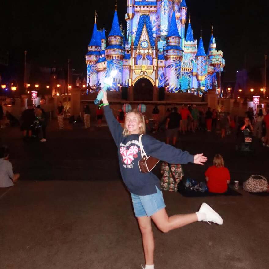 Σίντνεϊ Σουίνι: Ντύθηκε σέξι δράκος για την Ημέρα των Ευχαριστιών - Δείτε φωτογραφίες