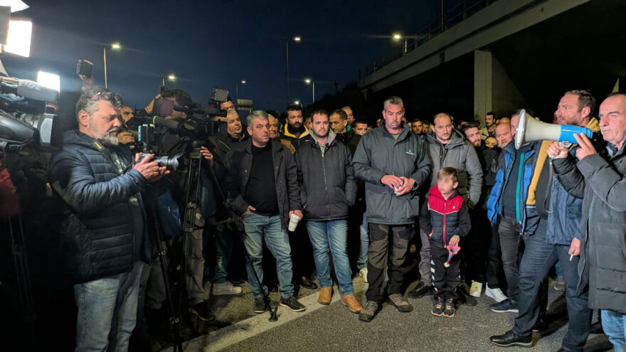 Ενισχύουν το μπλόκο στον κόμβο της Νίκαιας οι αγρότες - Στόχος να ξεπεράσουν τα 1.000 τρακτέρ